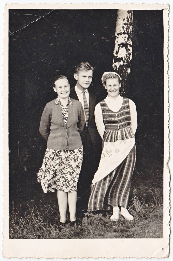 Emilija Mikalajūnaitė (iš dešinės pirma) su pussesere Stanislova Zaronskytė ir pusbroliu Lievanu Mikalajūnu Pasvalio kultūros ir poilsio parke